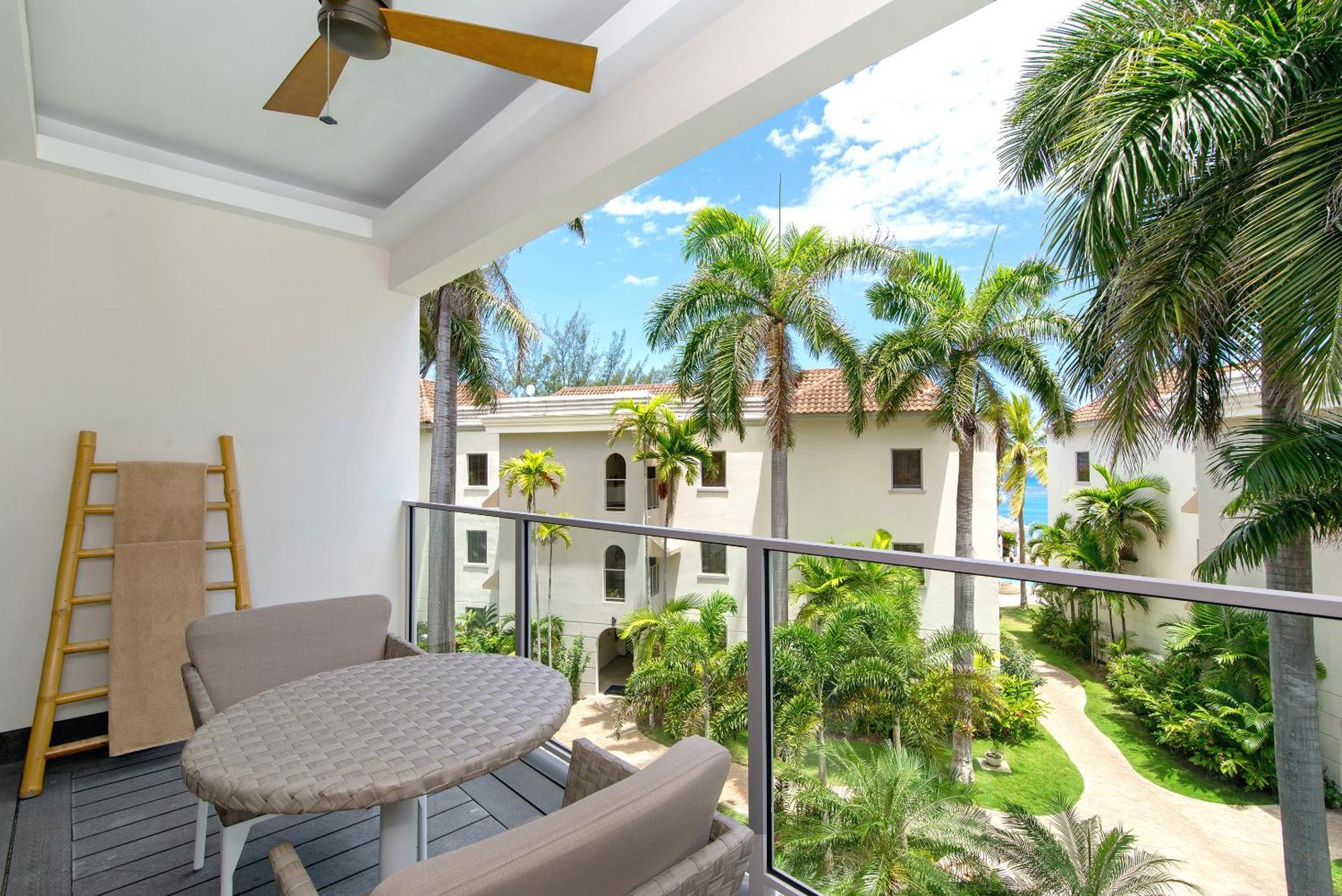 Junior Suite Swim Out Tropical View King