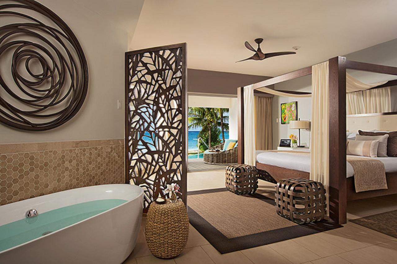 Junior Suite Swim Out Ocean View Soaking Tub